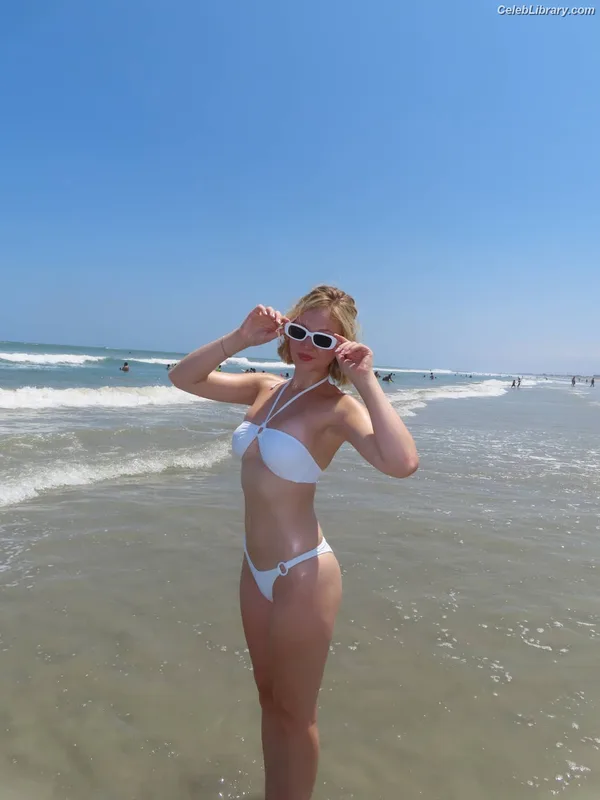 Lily Brooks O’Briant photo 7 of 1107