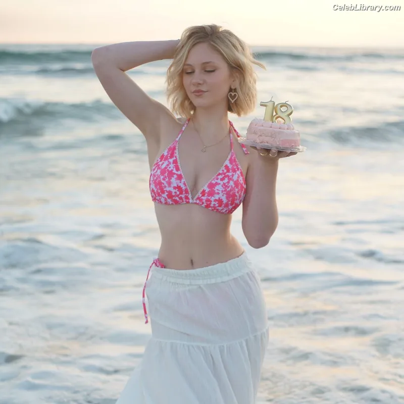 Lily Brooks O’Briant photo 22 of 1107