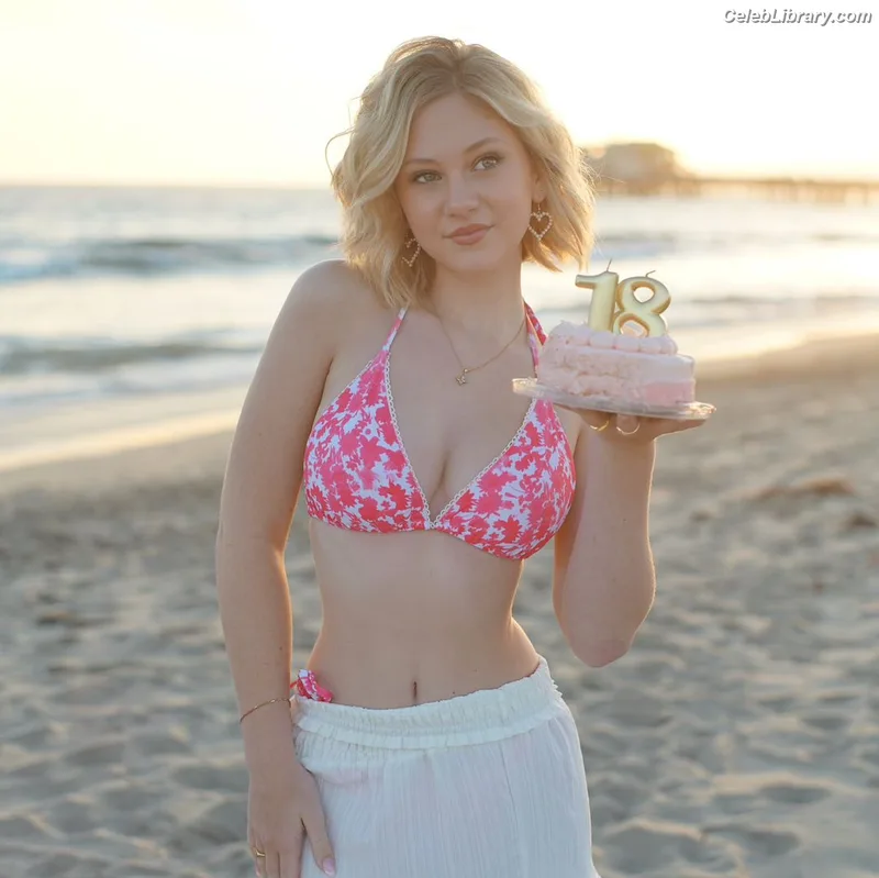 Lily Brooks O’Briant photo 3 of 1107