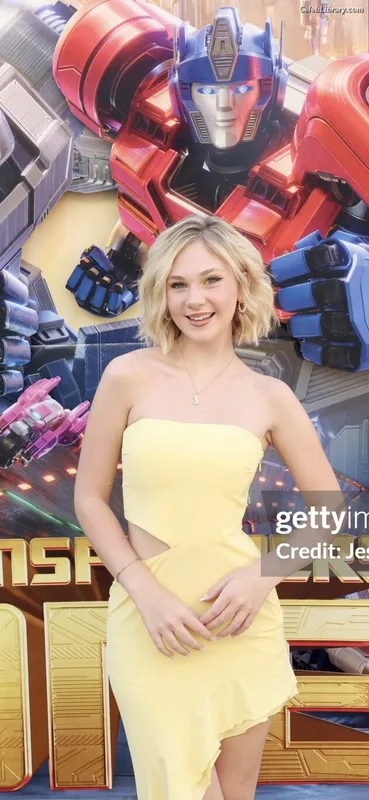 Lily Brooks O’Briant photo 14 of 1107