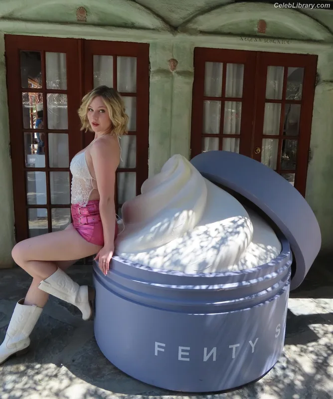 Lily Brooks O’Briant photo 22 of 1107