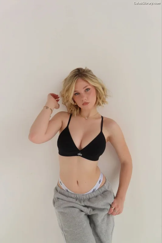 Lily Brooks O’Briant photo 4 of 1107