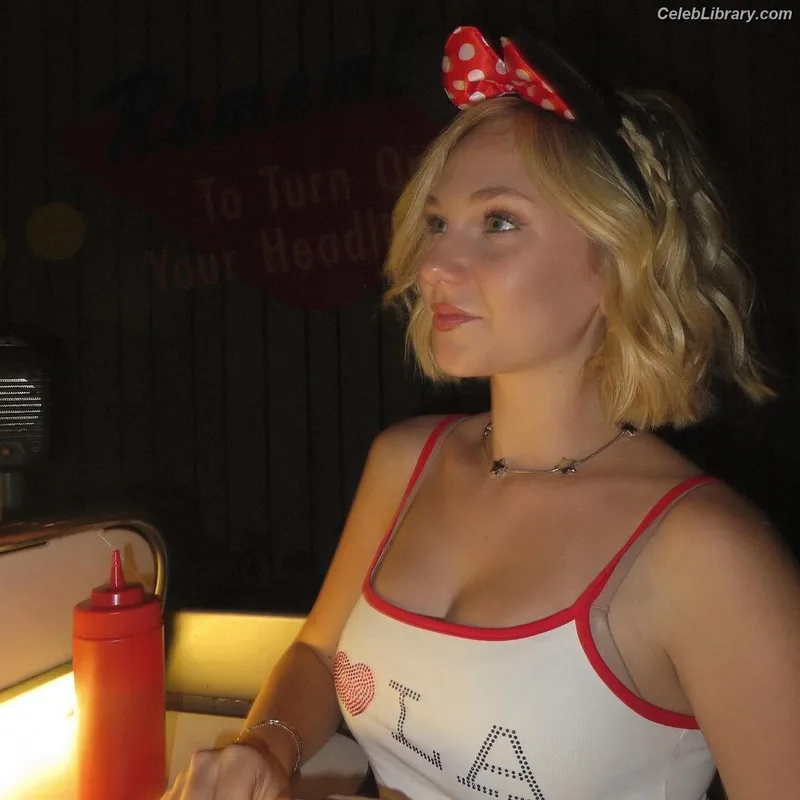 Lily Brooks O’Briant photo 1 of 1107