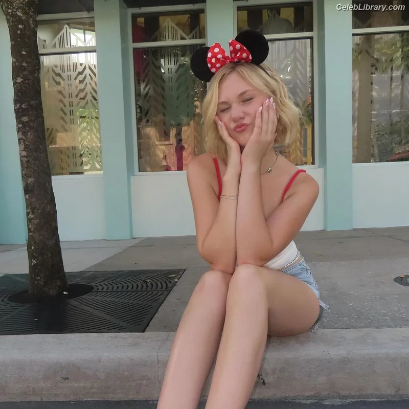 Lily Brooks O’Briant photo 4 of 1107