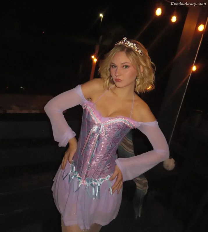 Lily Brooks O’Briant photo 14 of 1107