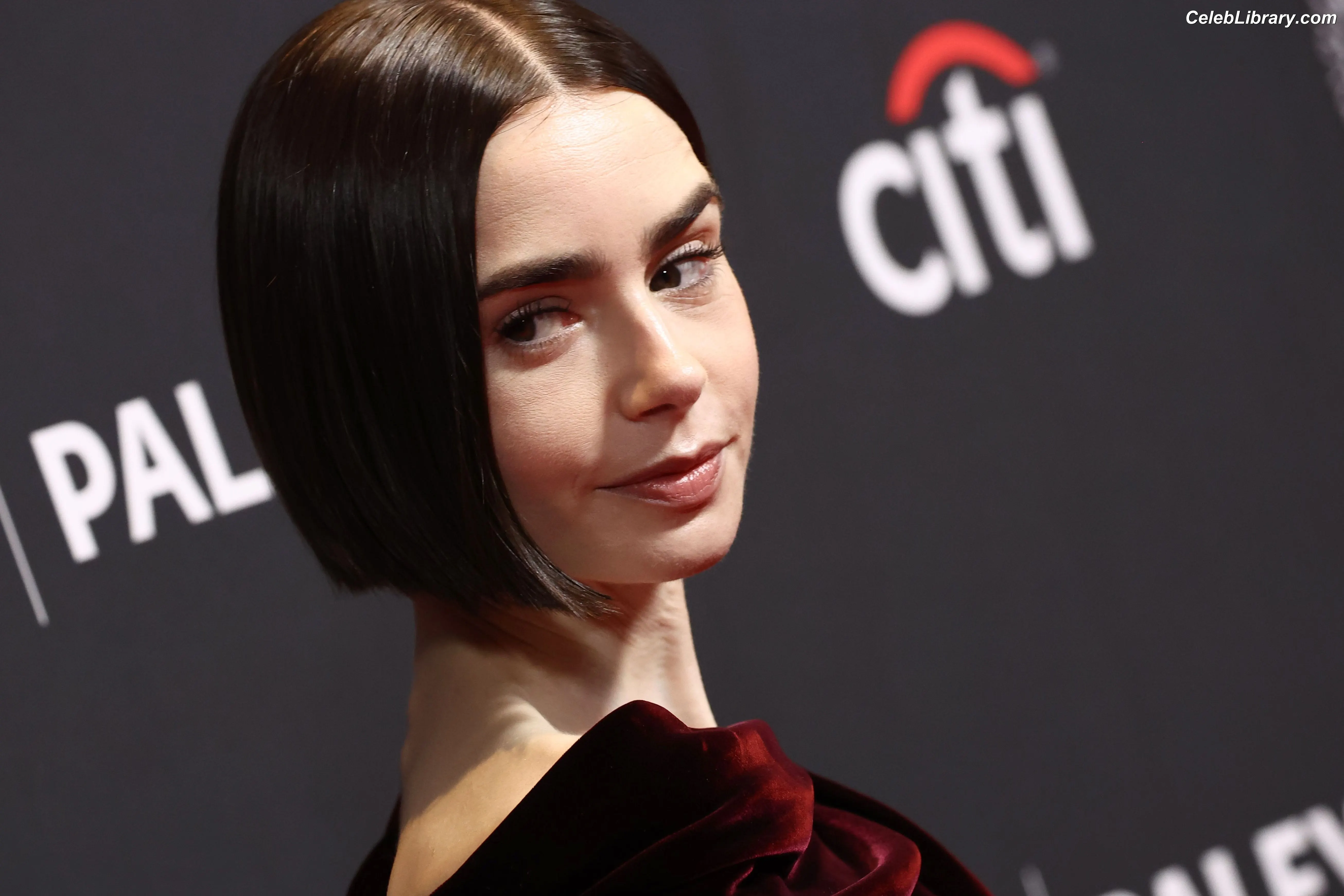 Lily Collins photo 11 of 837