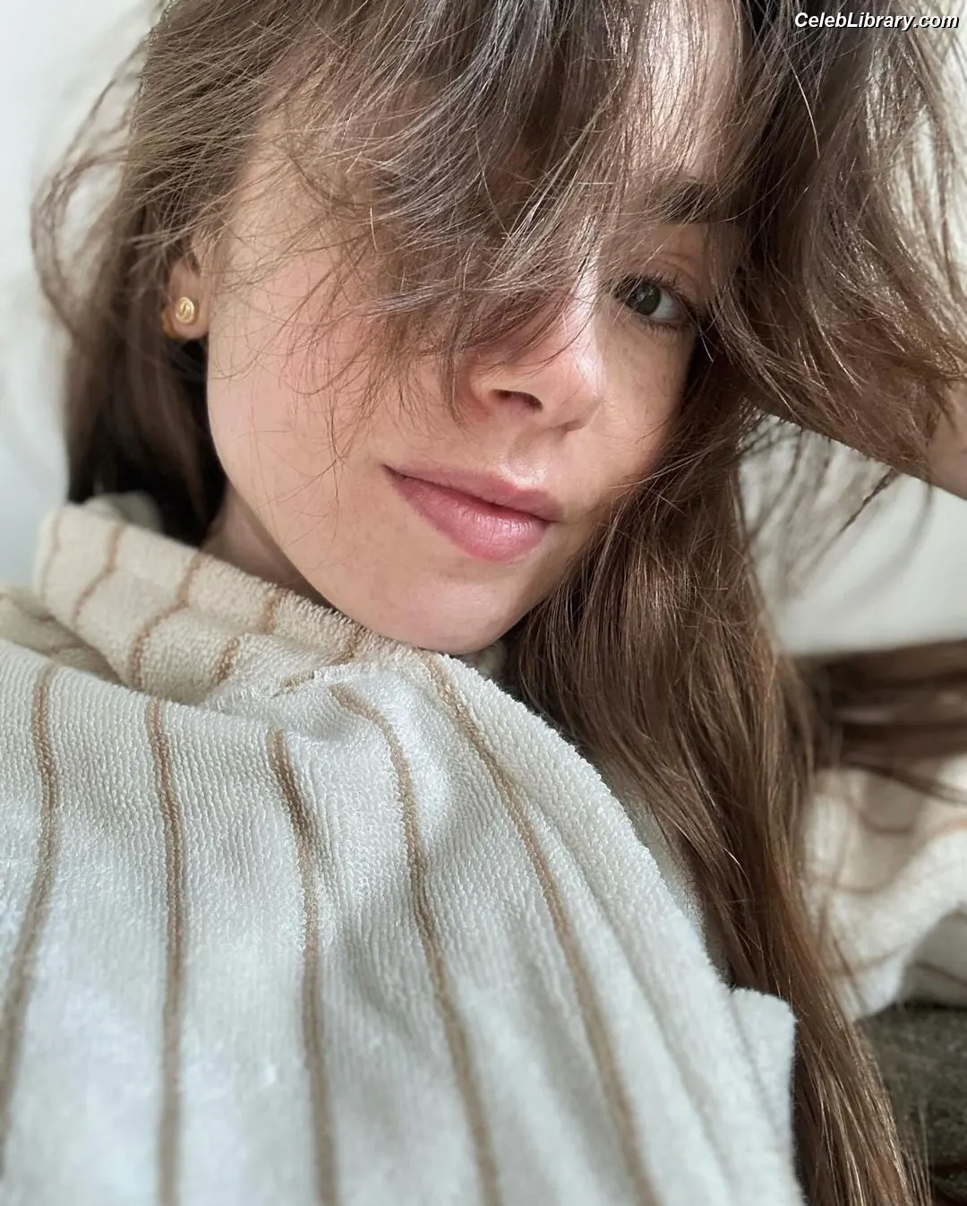 Lily Collins photo 4 of 837