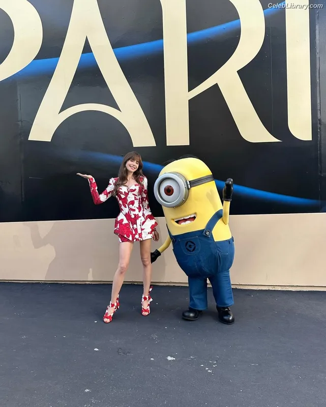 Lily Collins photo 5 of 838