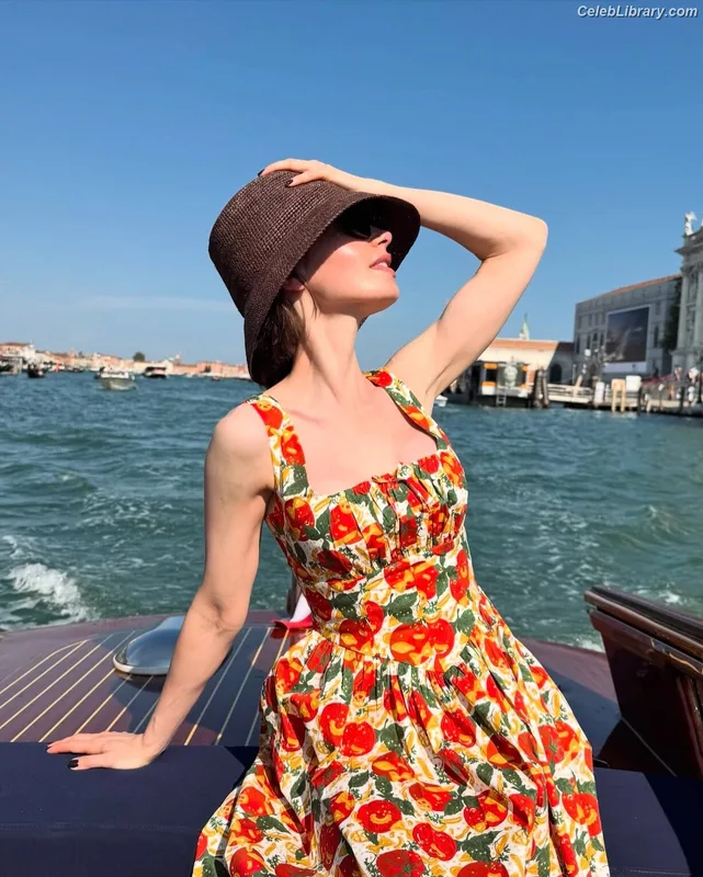 Lily Collins photo 19 of 838