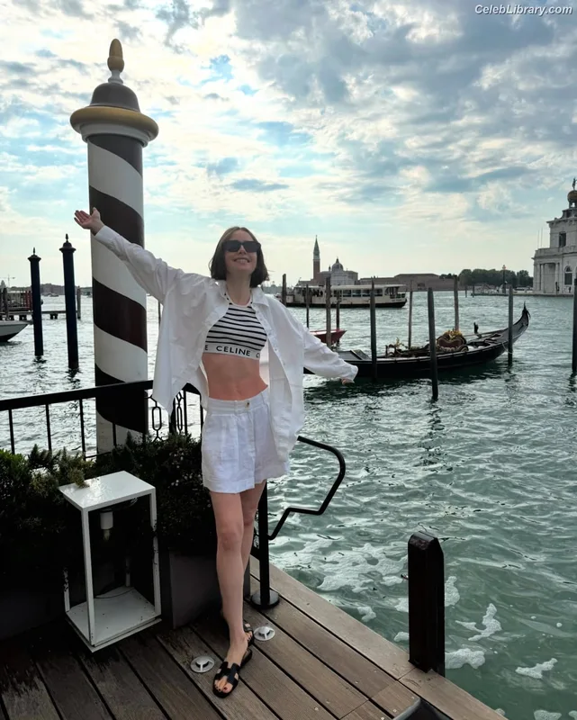 Lily Collins photo 1 of 838