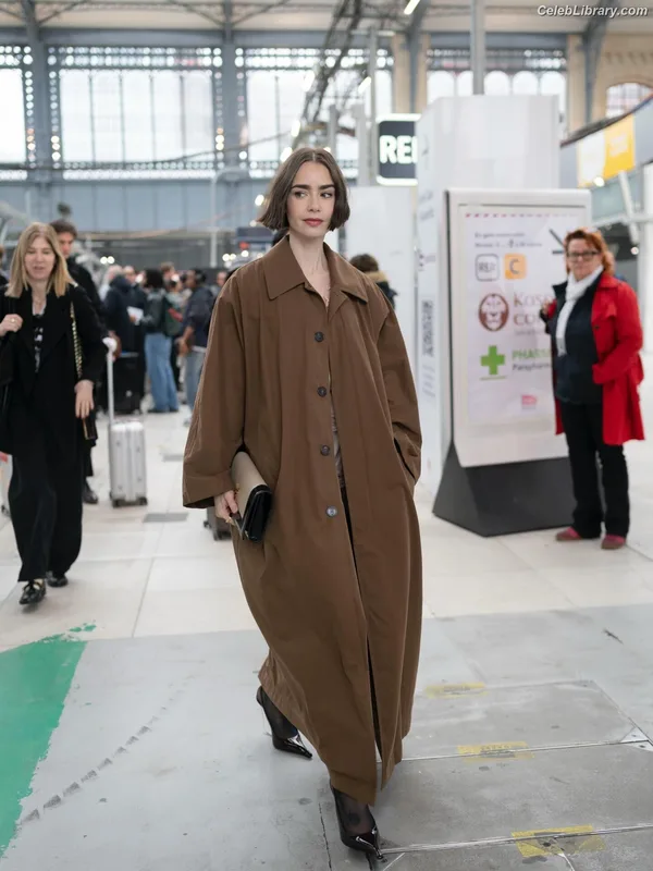 Lily Collins photo 16 of 838