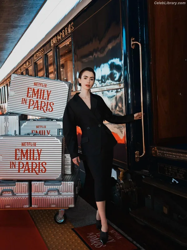 Lily Collins photo 2 of 838