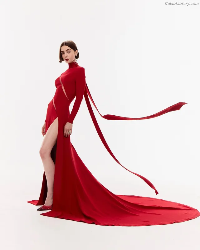 Lily Collins photo 3 of 838