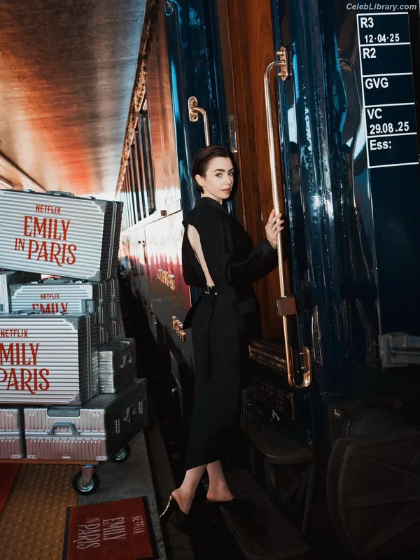 Lily Collins photo 4 of 838