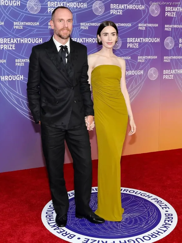 Lily Collins photo 11 of 838