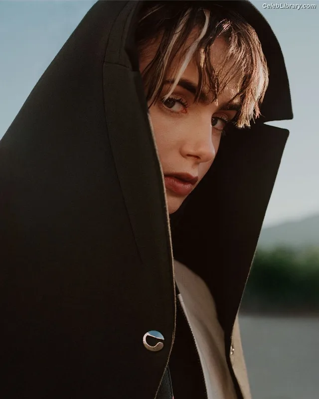 Lily Collins photo 22 of 838