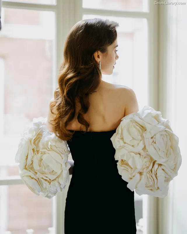 Lily Collins photo 3 of 838