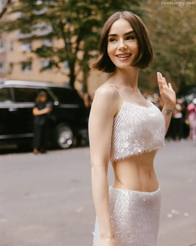 Lily Collins photo 11 of 838