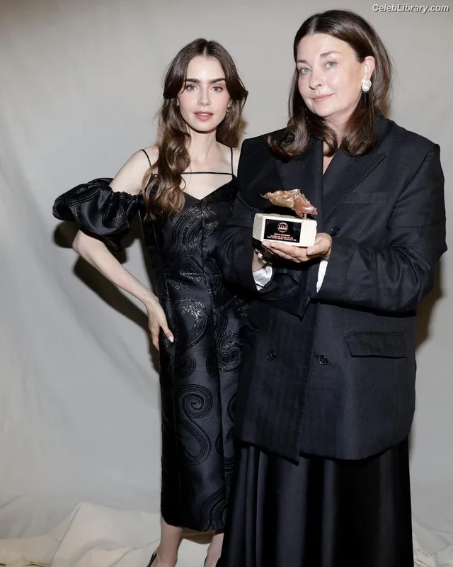 Lily Collins photo 3 of 838