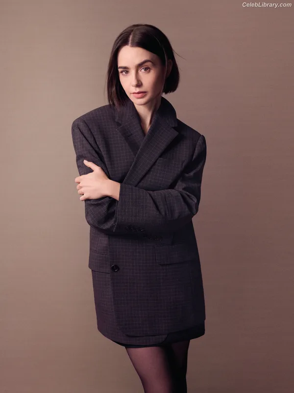 Lily Collins photo 4 of 838