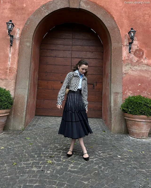 Lily Collins photo 4 of 838