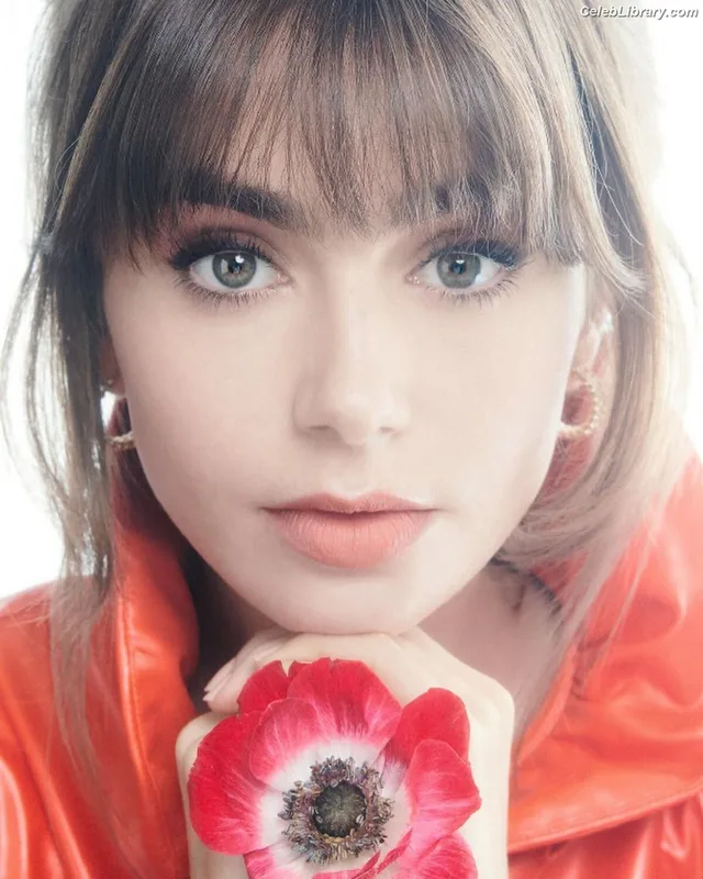 Lily Collins photo 16 of 838