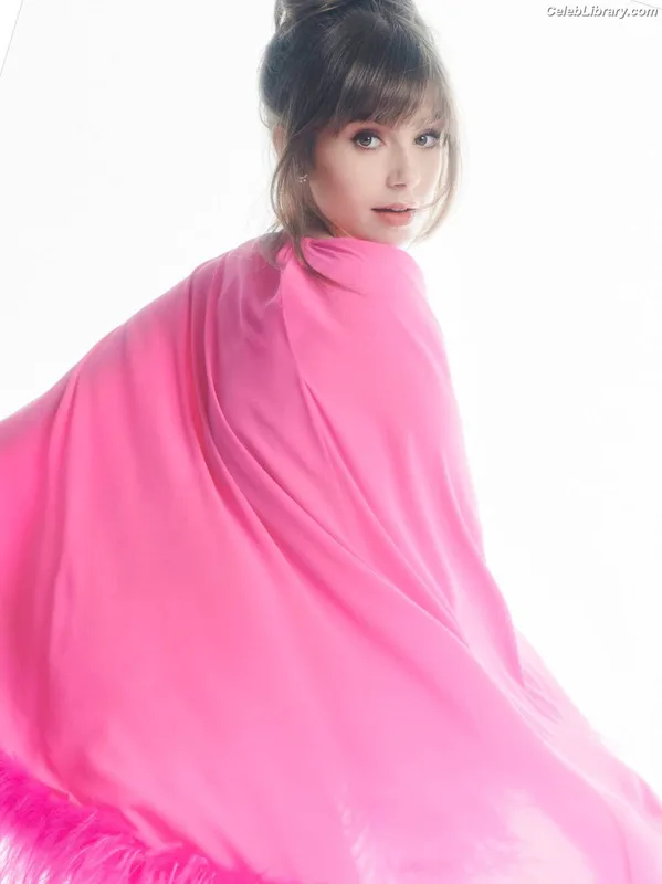 Lily Collins photo 3 of 838