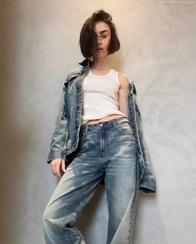 Lily Collins photo 3 of 838