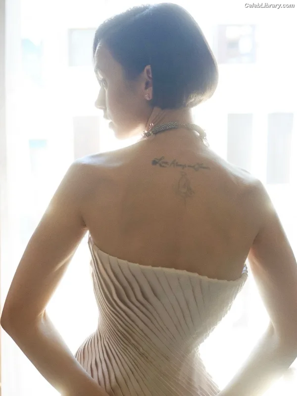 Lily Collins photo 8 of 838