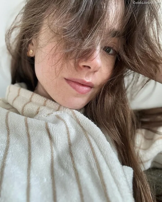 Lily Collins photo 4 of 838
