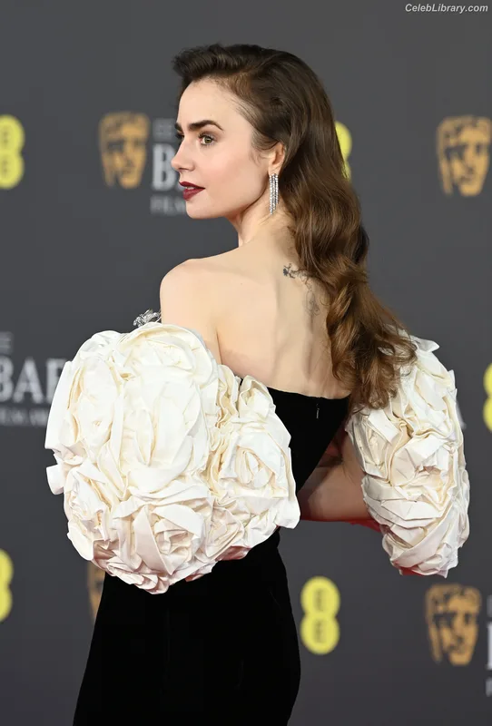 Lily Collins photo 17 of 838