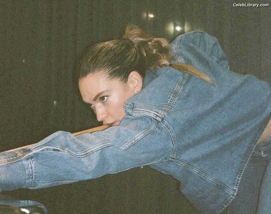 Lily James photo 1 of 1233