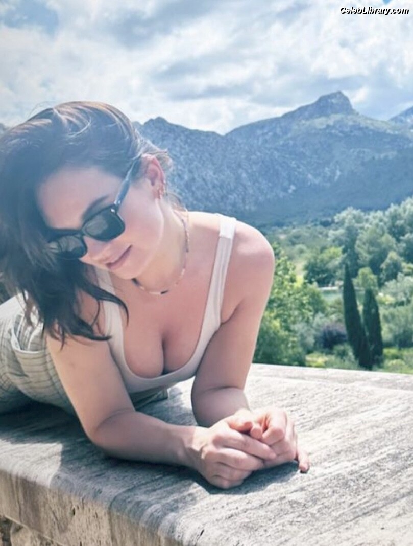 Lily James photo 11 of 1233
