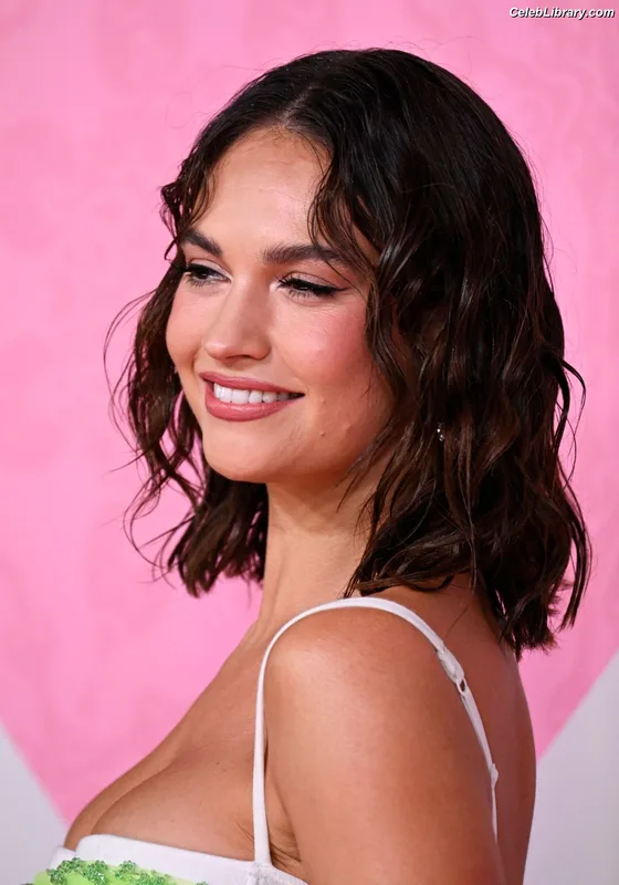 Lily James photo 4 of 1233