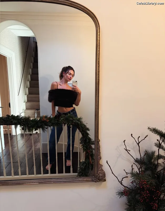 Lily James photo 1 of 1233