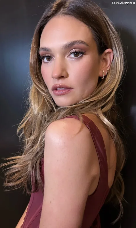 Lily James photo 4 of 1233