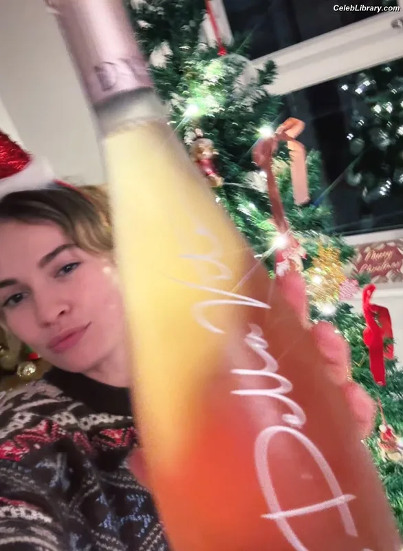 Lily James photo 13 of 1233