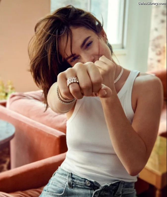 Lily James photo 4 of 1233