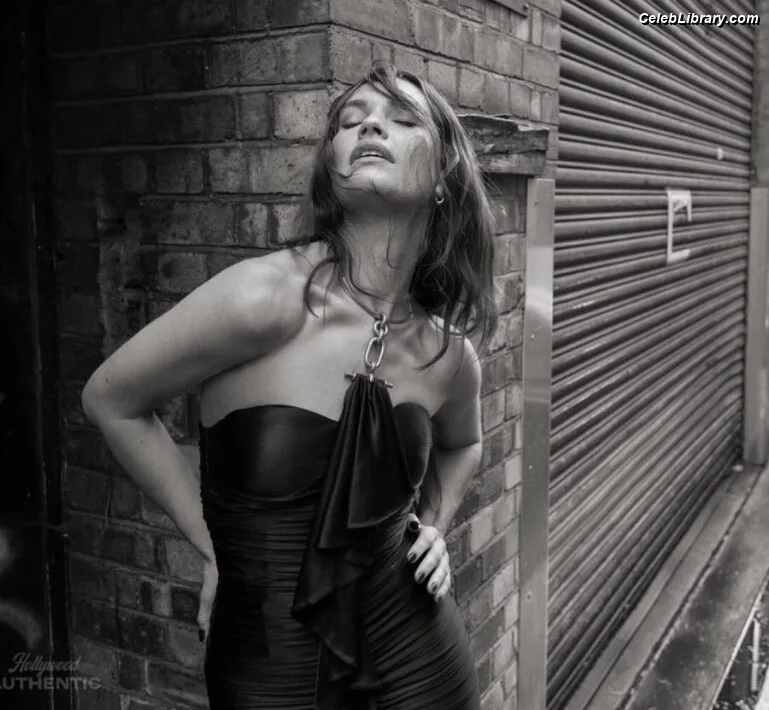 Lily James photo 4 of 1233