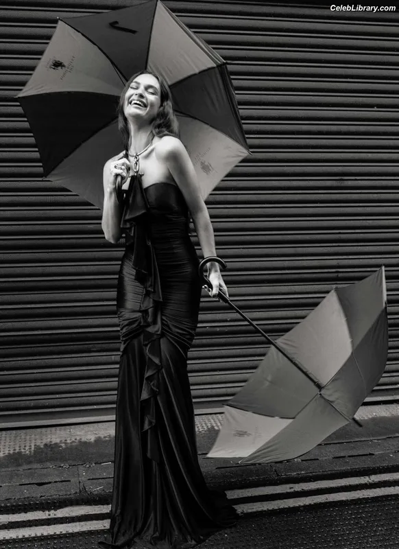 Lily James photo 2 of 1233