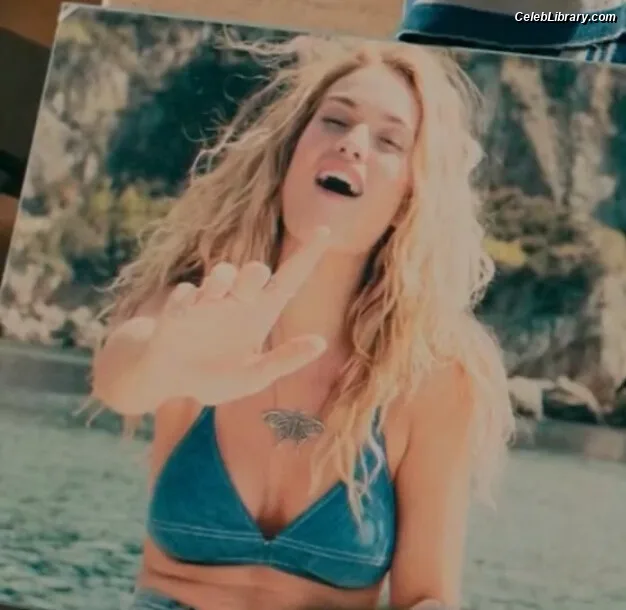 Lily James photo 2 of 1233