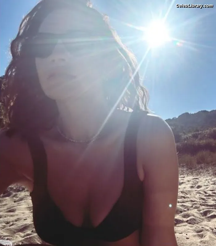 Lily James photo 3 of 1233