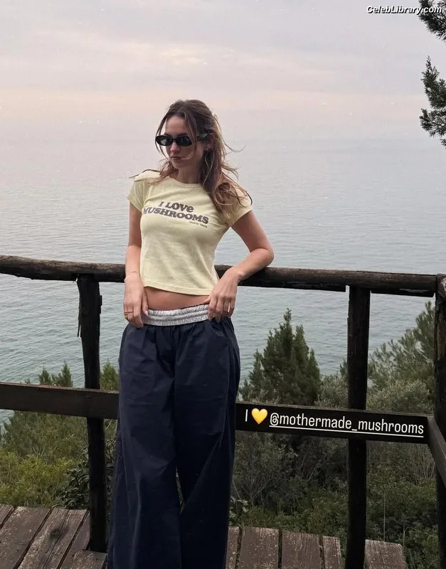 Lily James photo 2 of 1233