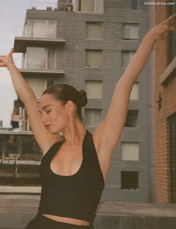 Lily James photo 7 of 1233