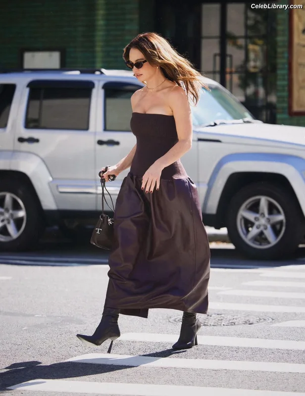Lily James photo 8 of 1233