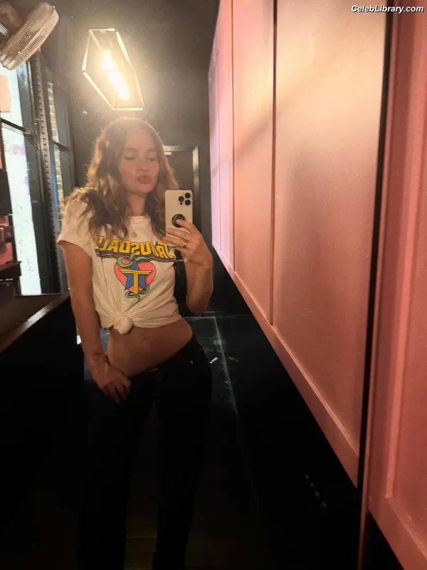 Lily James photo 17 of 1233