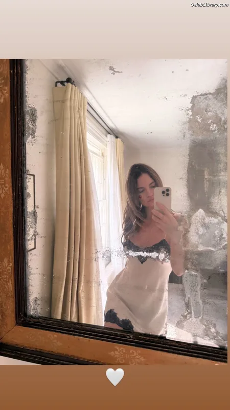 Lily James photo 2 of 1233