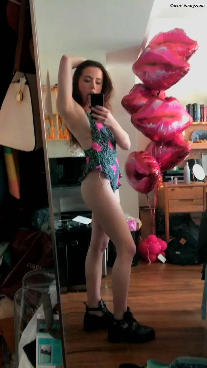 Lily Mo Sheen photo 5 of 326