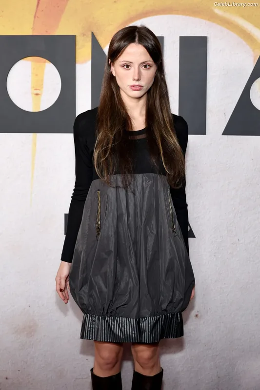 Lily Mo Sheen photo 19 of 325