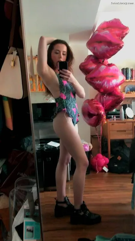 Lily Mo Sheen photo 3 of 325